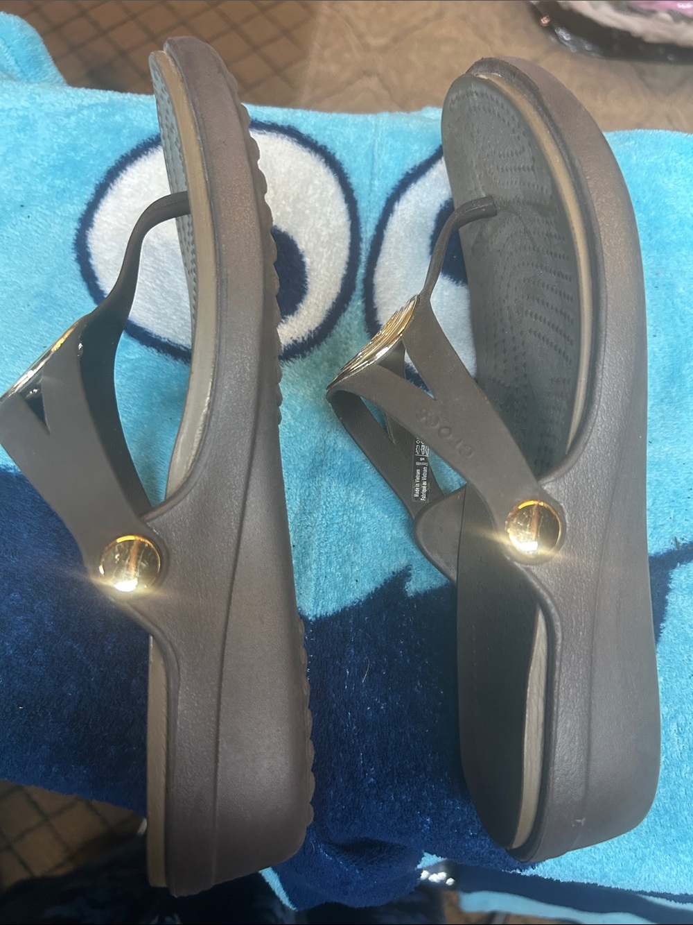 CROCS Women's Brown Thong Sandals with Gold Accent Medallion - Picture 4 of 9